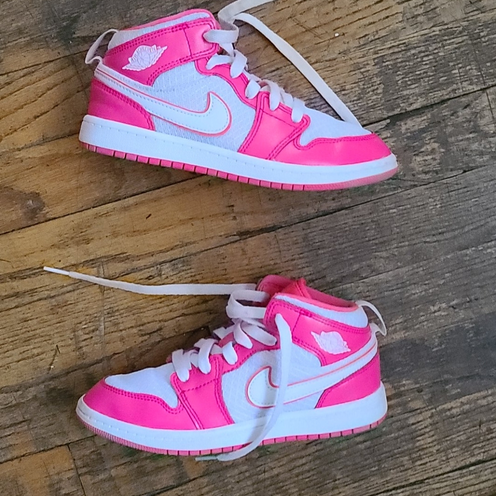 Nike AIR JORDAN 1 mid hyper pink